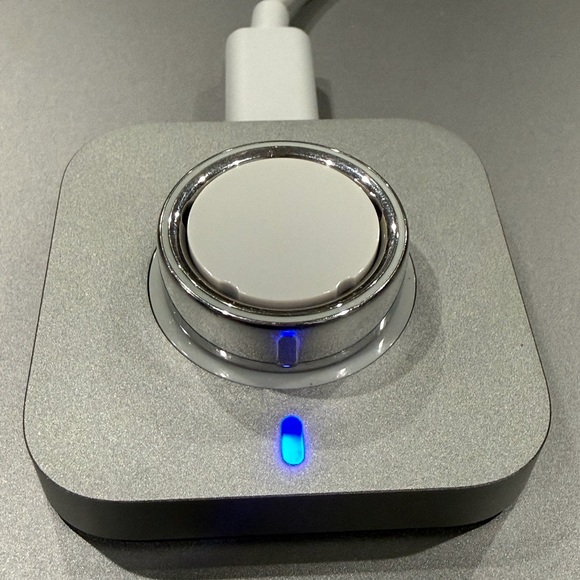 Oura Ring with Charger - Picture 2 of 4